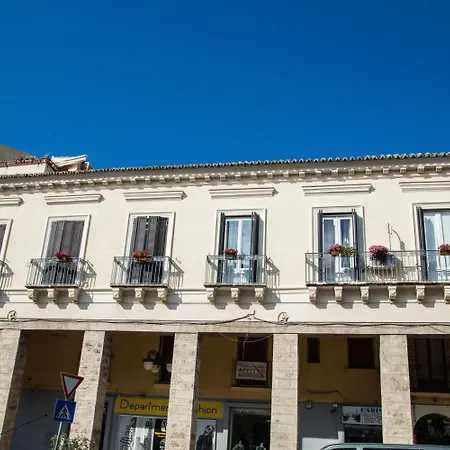 Estes Crotone